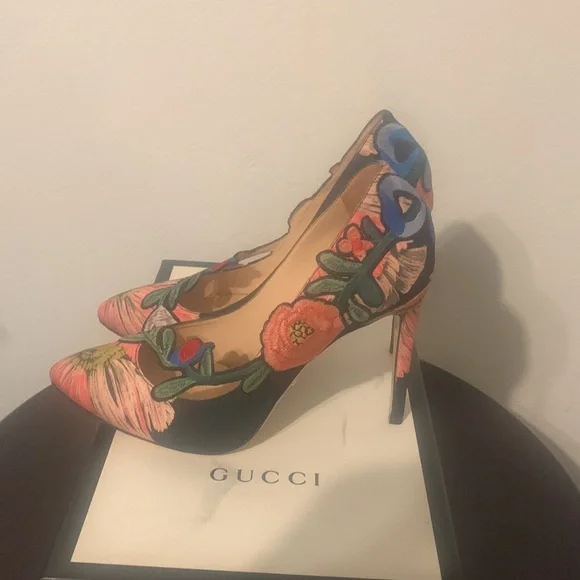 Stunning pre-loved floral Gucci heels! - Picture 2 of 5